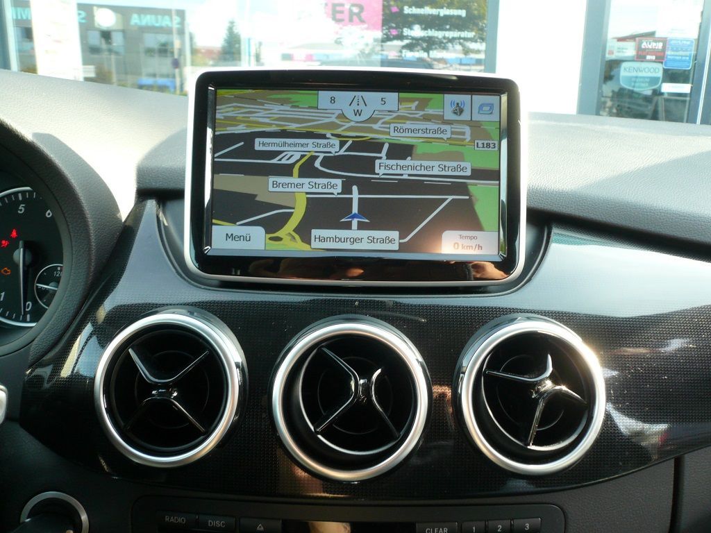 ESX VN809 MB-B1 Fahrzeugspezifischer i9 Naviceiver mit 20,3 cm (8“) Touchscreen-Bildschirm für Mercedes-Benz B-Klasse und Rückfahrkamera nachgerüstet.