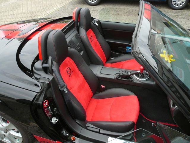 Mazda MX5 Cabrio, beide Vordersitz in Leder schwarz und Alcatara rot neu bezogen.