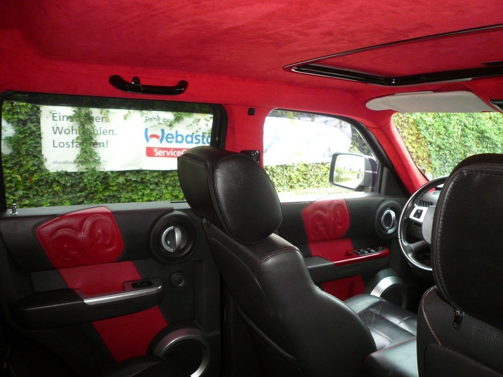 Himmel, A-, B- und C-Säulen vom Dodge Nitro in Alcantara rot neu bezogen.