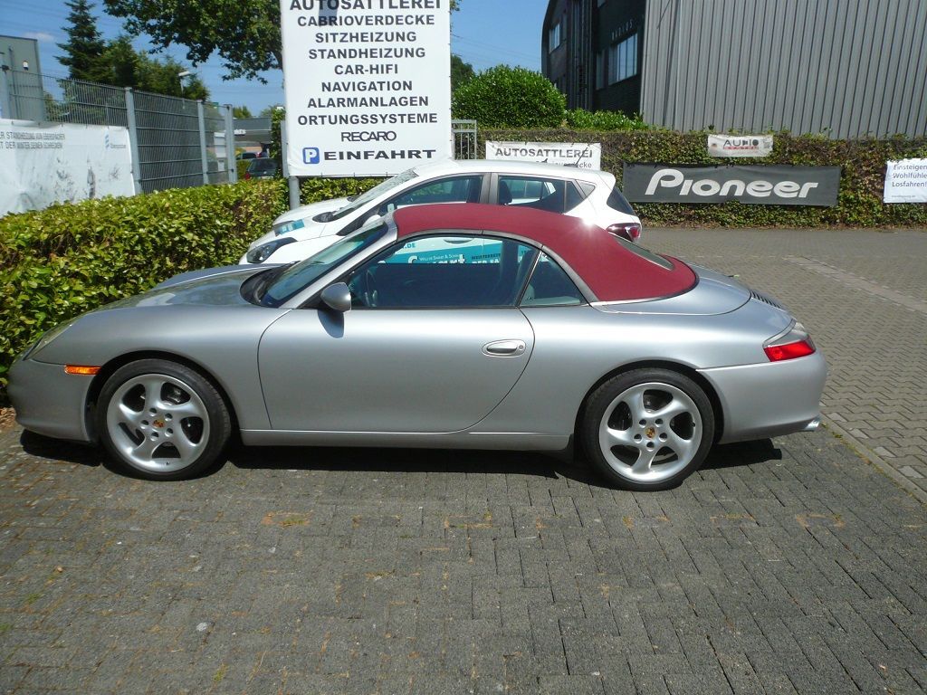 Porsche 911 Typ 996 Cabrio Bj. 02-06, Verdeckbezug in Sonnenland Stoff rot geliefert und montiert.