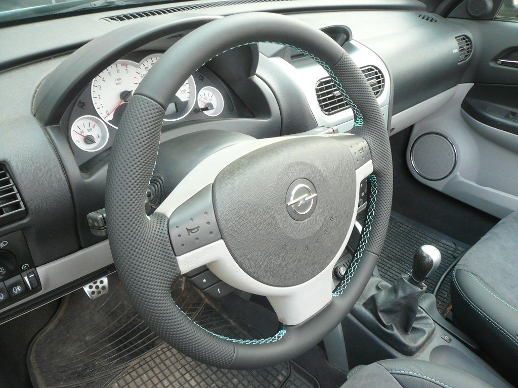 Ein Lenkrad mit einem Opel-Logo darauf