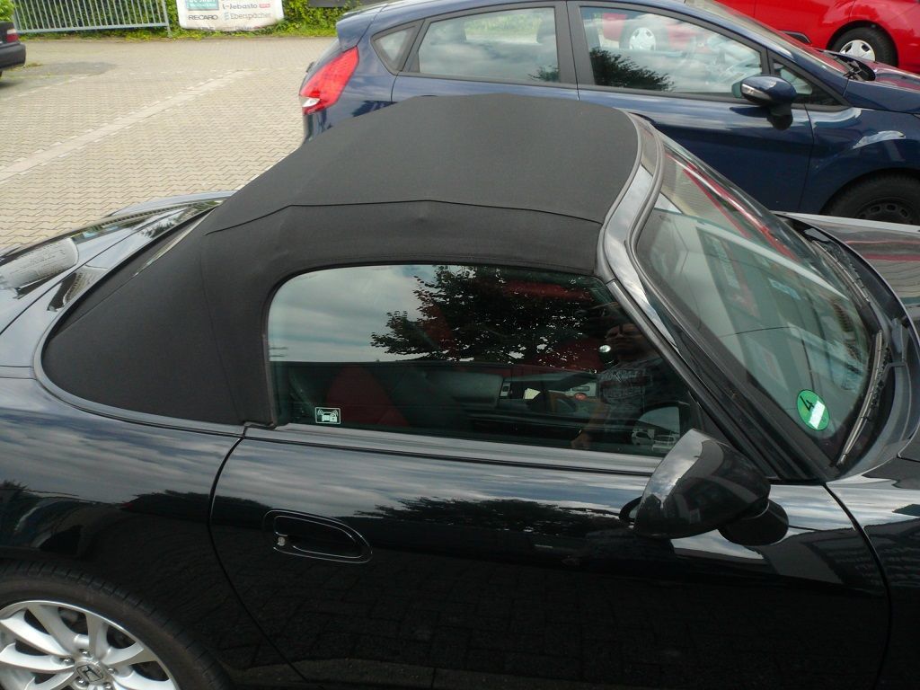Verdeckbezug in Sonnenland Stoff schwarz mit beheizter Glasheckscheibe geliefert und montiert.