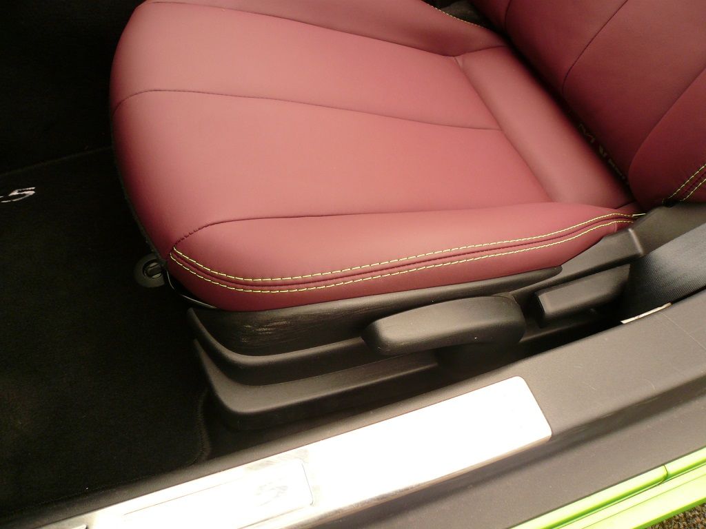 Mazda MX5, Sitze, Türverkleidungen, Schalt- und Handbremssack Leder neu bezogen.