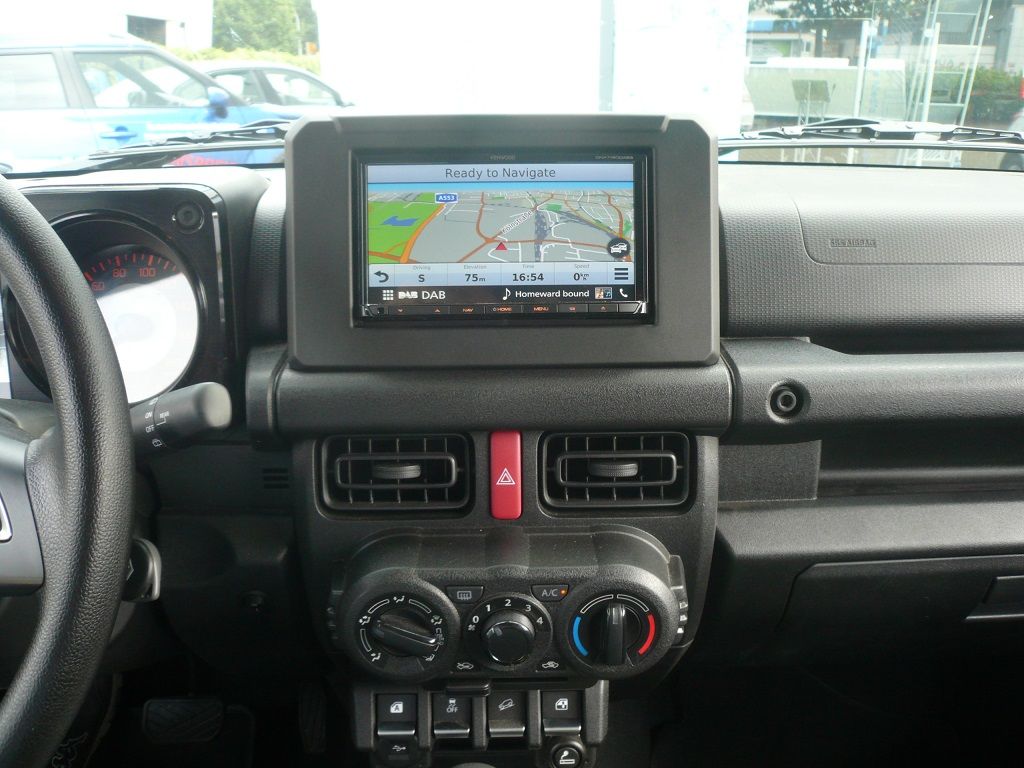 Kenwood DNX-7190DABS inkl. CMOS 230 Rückfahrkamera im aktuellen 2019er Suzuki Jimny nachgerüstet.