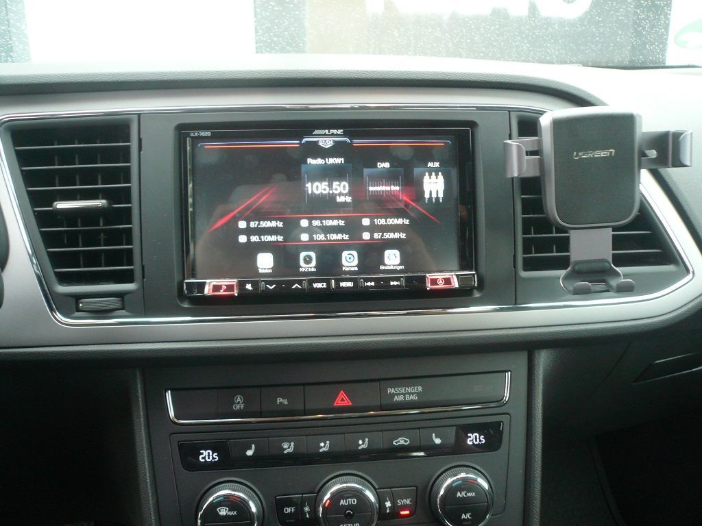 Alpine iLX702D-LEON Fahrzeugspezifischer Media-Ceiver mit Android Auto & Apple CarPay nachgerüstet.