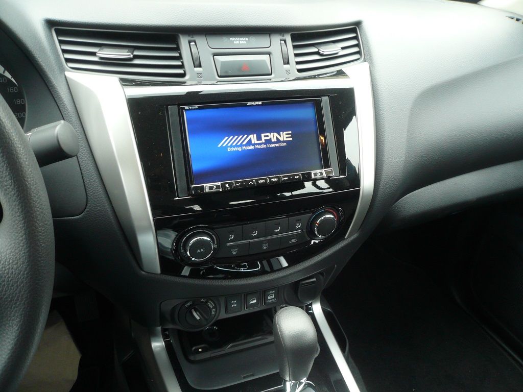 Alpine INE-W720D Doppel-DIN-Navigation mit Rückfahrkamera in einem neuen Nissan Navara (Neufahrzeug) nachgerüstet.
