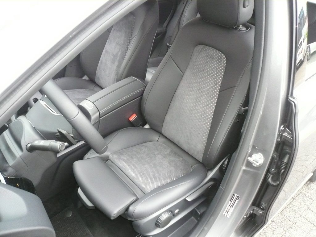 Mercedes B-Klasse 2019er, Sitzinnenteile in Alcantara Starline neu bezogen.