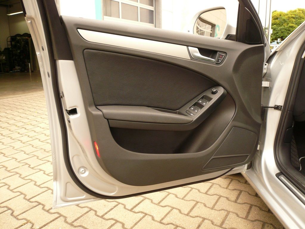 Audi A4 Avant Innenausstattung inkl. vier Türverkleidungs Innenteile in Leder neu angefertigt und montiert.