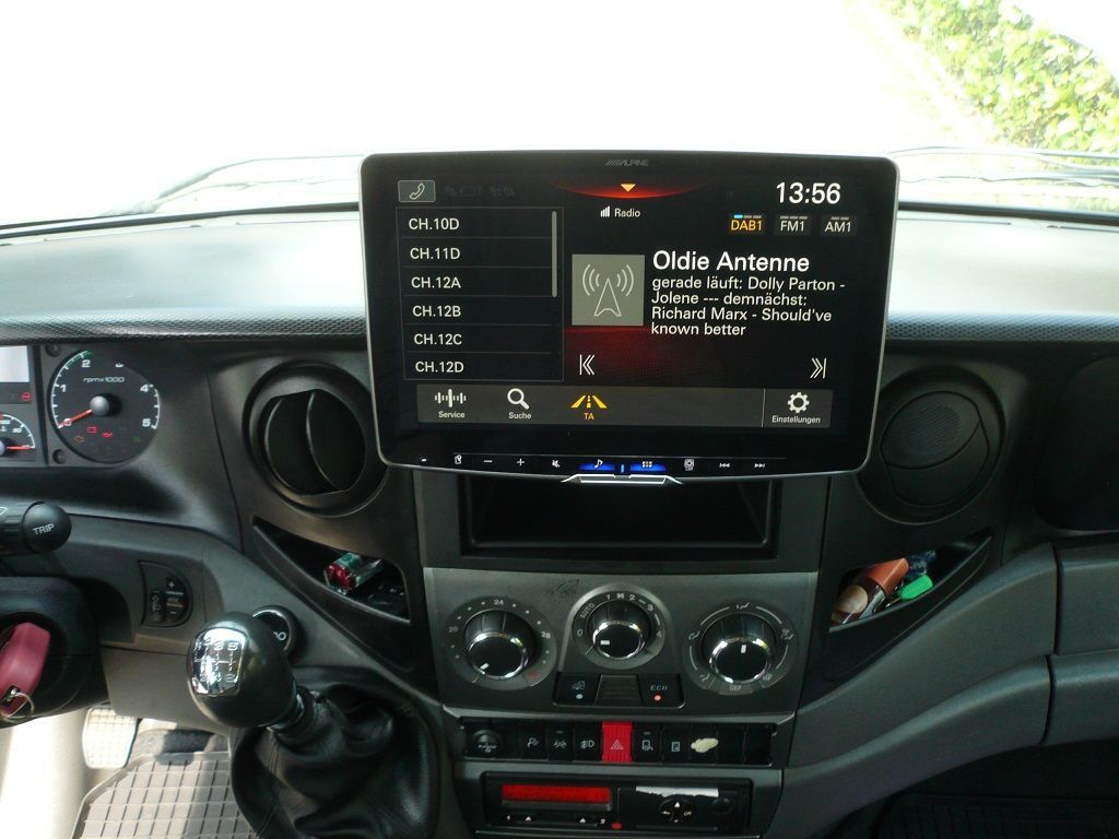 Alpine Hallo 11 iLX-F115D Autoradio mit 11-Zoll Touchscreen, DAB+, 1-DIN-Einbaugehäuse, Apple CarPlay Wireless und Android Auto Unterstützung im Iveco Daily nachgerüstet.
