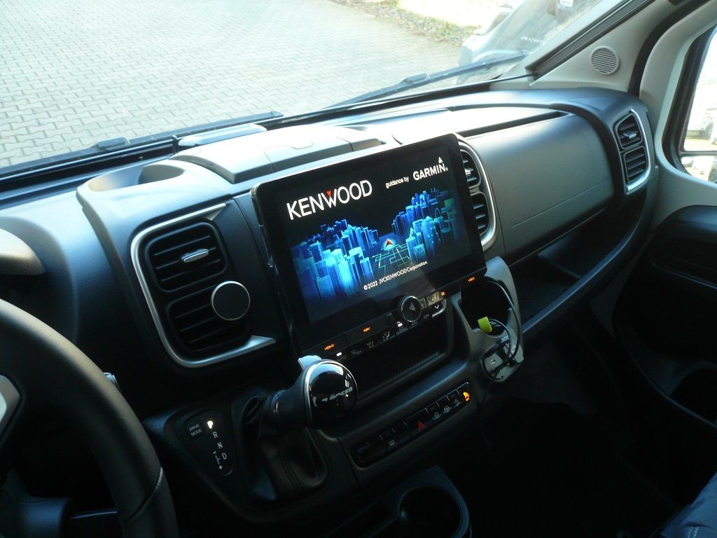 Kenwood DNR992RVS Navitainer mit Garmin Kartendaten für Wohnmobil, PKW und LKW, mit 10,1 Zoll HD-Display, Digitalradio DAB+, Apple CarPlay und AndroidAuto im Fiat Ducato 8 von 2023 nachgerüstet. Die werkseitige Dometic Doppel-Rückfahrkamera auf das Kenwood Gerät adaptiert.