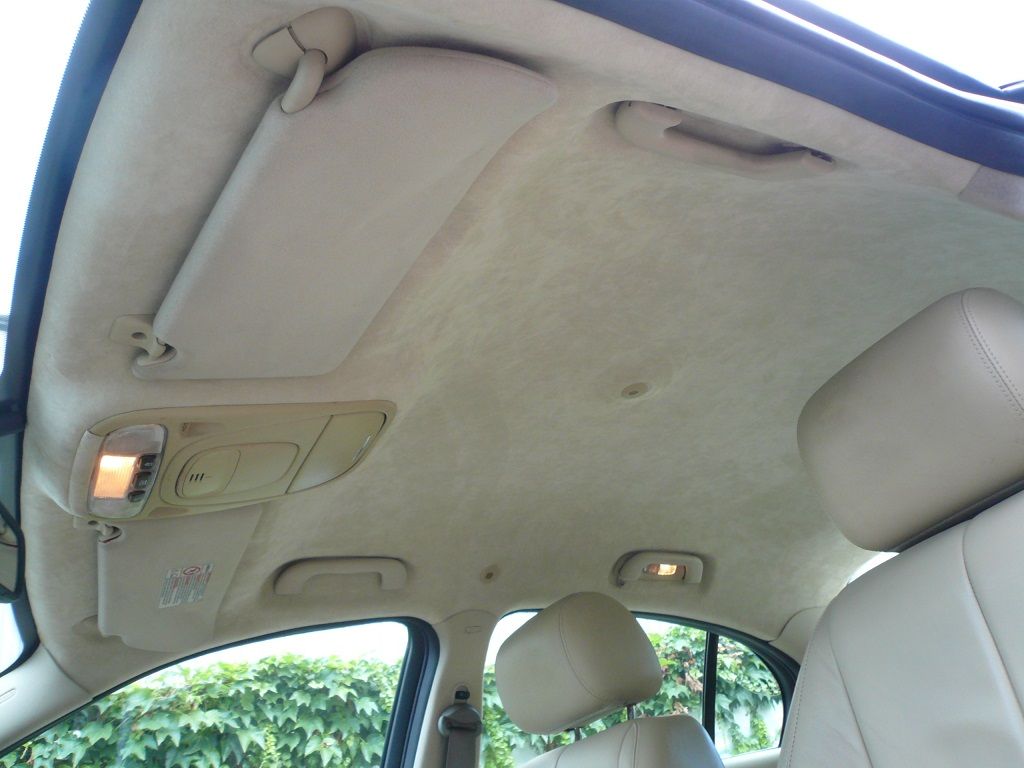 Jaguar S-Type Himmel ausgebaut, Himmel gereinigt und mit Alcantara neu bezogen.