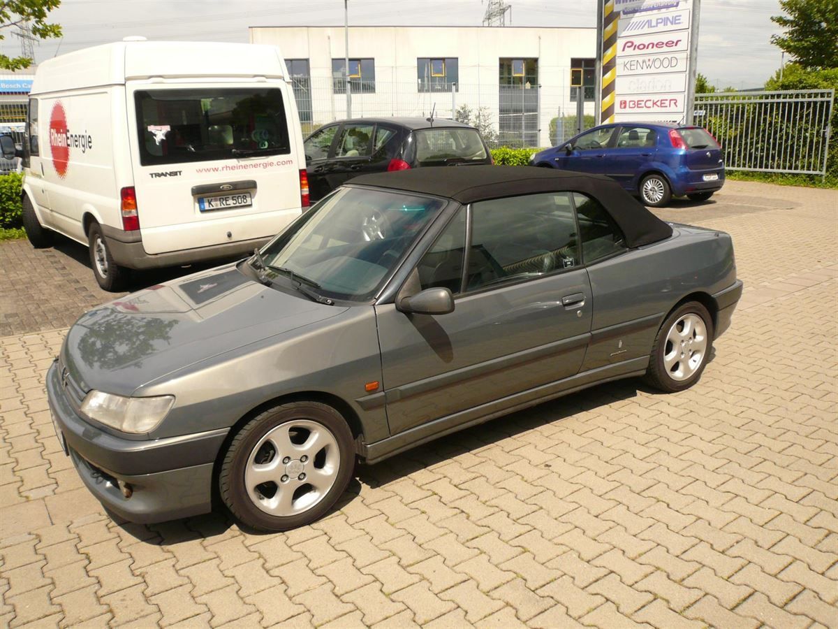 Peugeot 306, Verdeckbezug in Sonnenland Stoff schwarz geliefert und montiert.