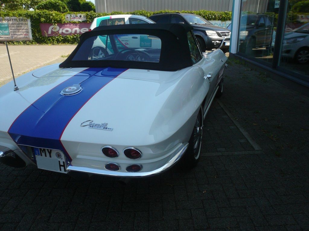 Corvette C2 Sting Ray, Verdeckbezug in Sonnenland Stoff schwarz geliefert und montiert.