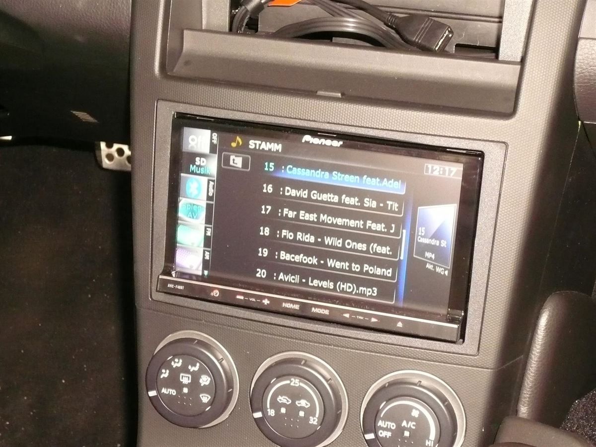 Pioneer AVIC-F40BT im Nissan 350z nachgerüstet. Werkseitige Lenkrad-Fernbedienung und das Bose Soundsystem an das Pioneer Navi adaptiert.