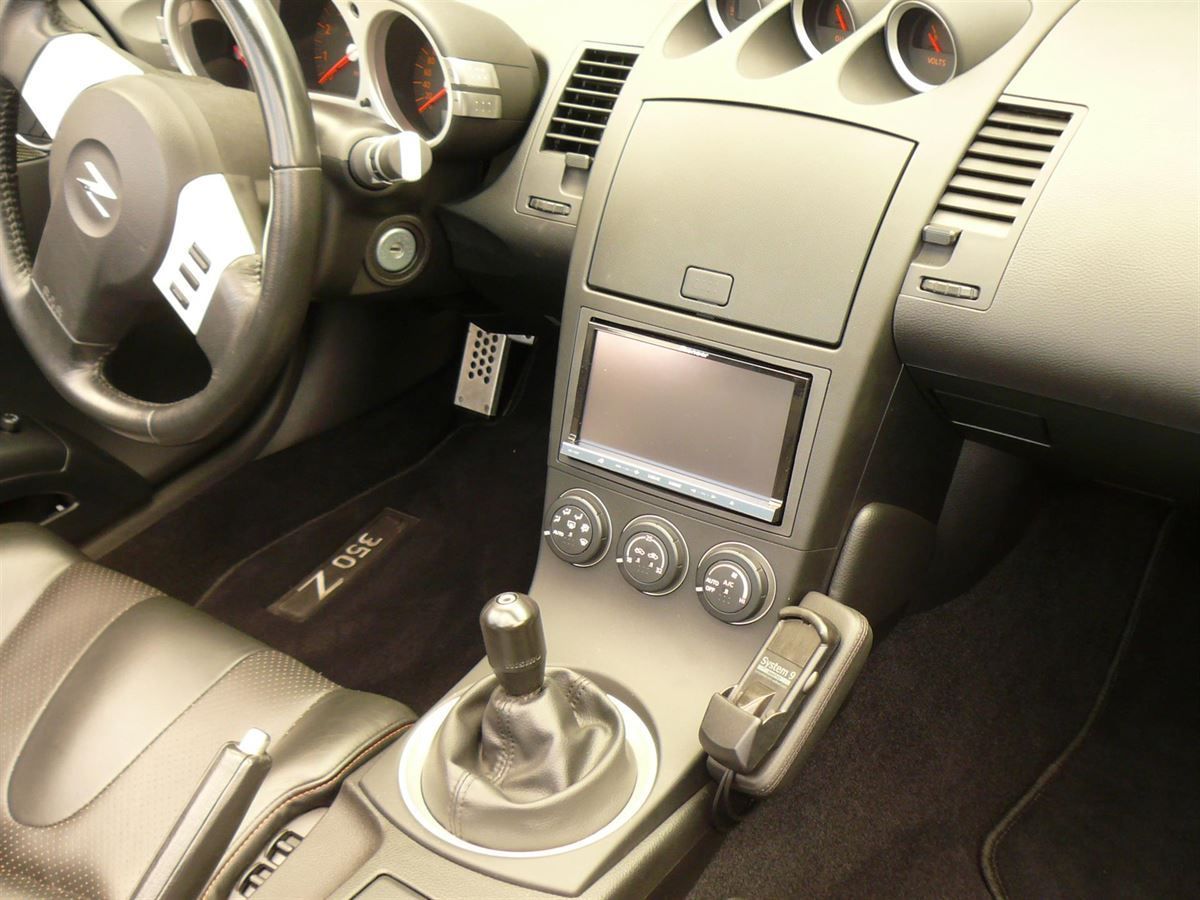 Pioneer AVIC-F40BT im Nissan 350z nachgerüstet. Werkseitige Lenkrad-Fernbedienung und das Bose Soundsystem an das Pioneer Navi adaptiert.