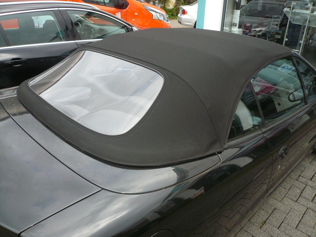 Renault Megane Cabrio. Verdeckbezug in Sonnenlandstoff schwarz geliefert und montiert.