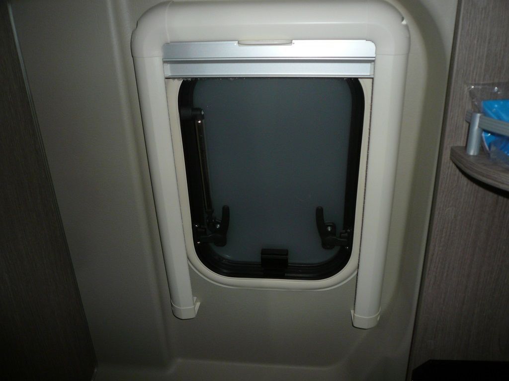 Wir rüsten Thitronik Alarmanlagen in Ihr Wohnmobile nach. Hier die Absicherung von Fenstern mit Funk-Magnetkontakte.