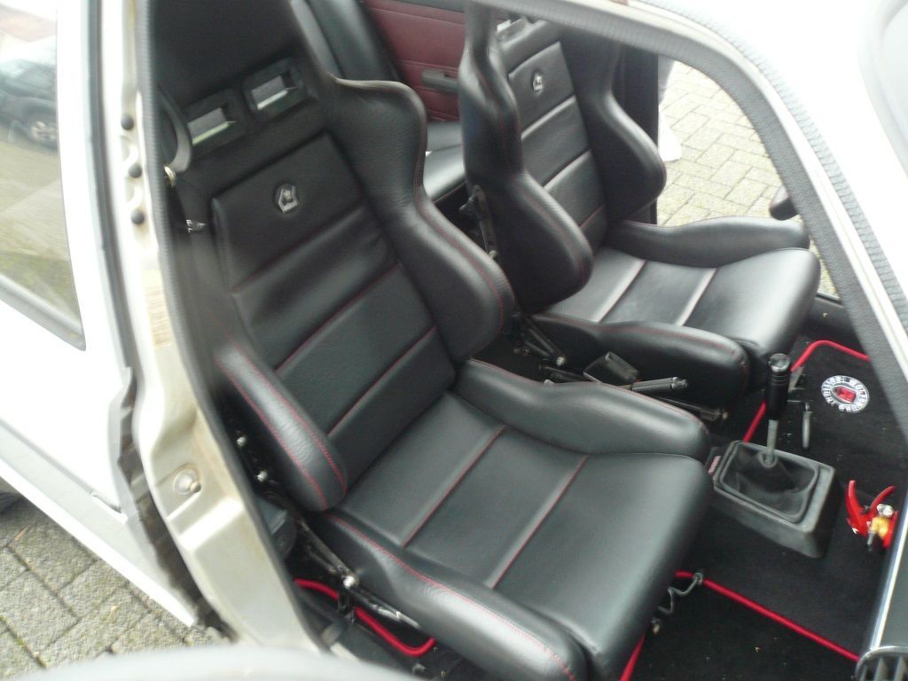 VW Jetta. Zwei König Sportsitze und Rückbank in Kunstleder schwarz mit roten Nähten neu bezogen.