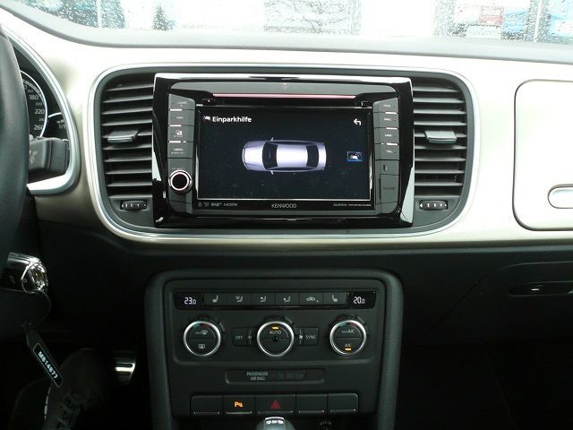 Wir haben im VW Käfer das Kennwood DNX518DABS nachgerüstet, die Originale OEM  Rückfahrkamera an das Kenwood Gerät adaptiert. Die Darstellung der PDC und der Klima mittels Adapter auch visuell adaptiert.