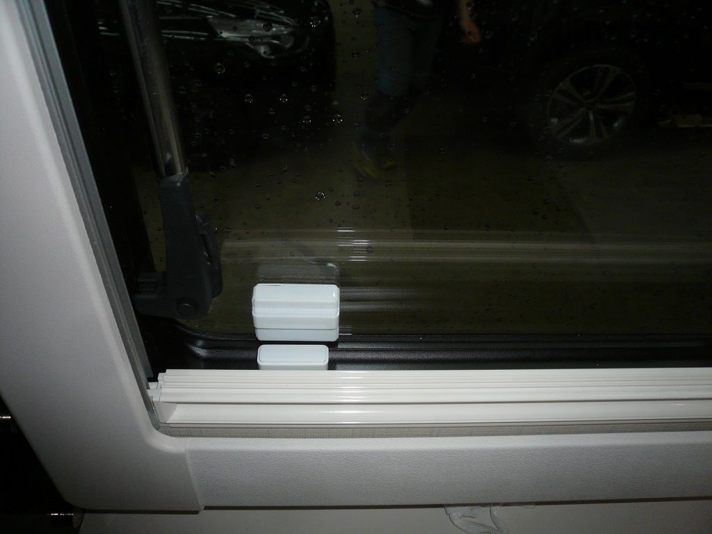 Thitronik WiPro III Alarmanlage in einem Wohnmobil auf Ford Transit Basis nachgerüstet.
Alle Fenster und Türe mit Funk-Magnetkontakten abgesichert und Funk-Gaswarner nachgerüstet.