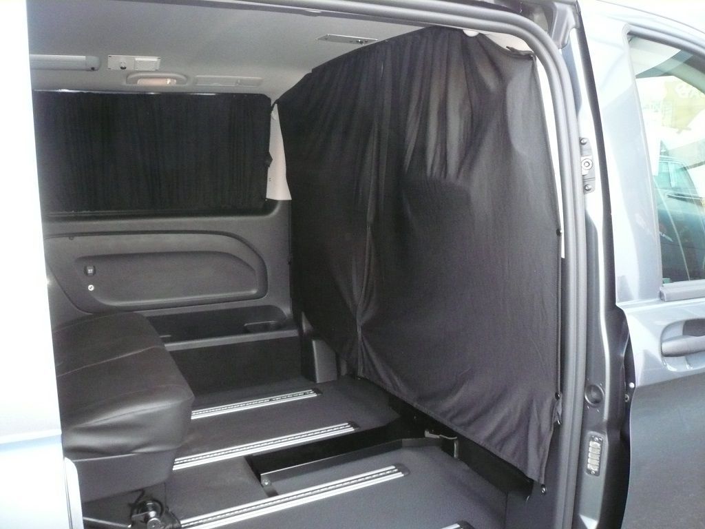 Verdunklungs Gardinen Set schwarz mit Fahrgastabtrennung geliefert und montiert.