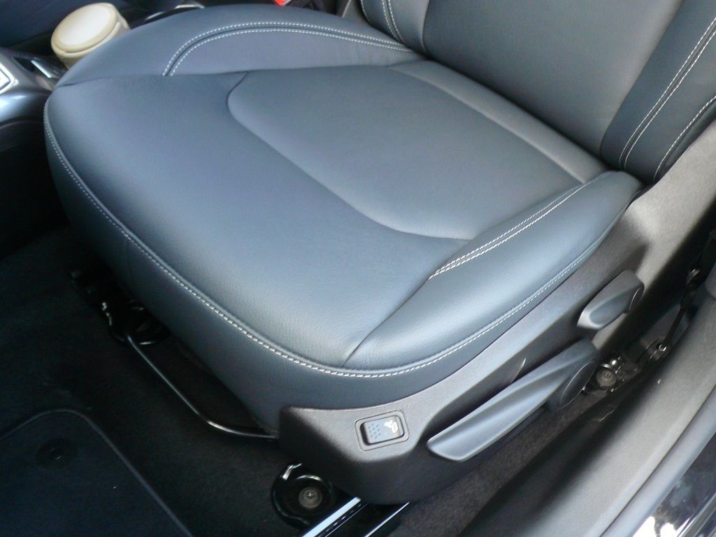 Eine Nahaufnahme eines Autositzes mit einem Knopf darauf