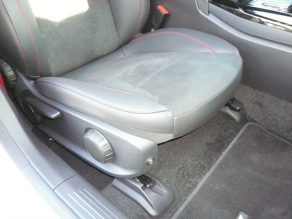Carbon-Sitzheizung für Sitz und Rückenlehne 2-stufig im Mercedes A35 AMG nachgerüstet.