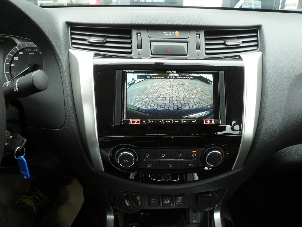 Alpine INE-W720D Doppel-DIN-Navigation mit Rückfahrkamera in einem neuen Nissan Navara (Neufahrzeug) nachgerüstet.