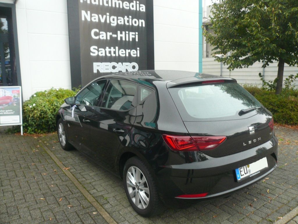 Alpine iLX702D-LEON Fahrzeugspezifischer Media-Ceiver mit Android Auto & Apple CarPay nachgerüstet.