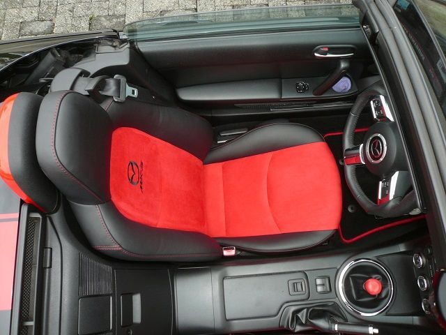 Mazda MX5 Cabrio, beide Vordersitz in Leder schwarz und Alcatara rot neu bezogen.