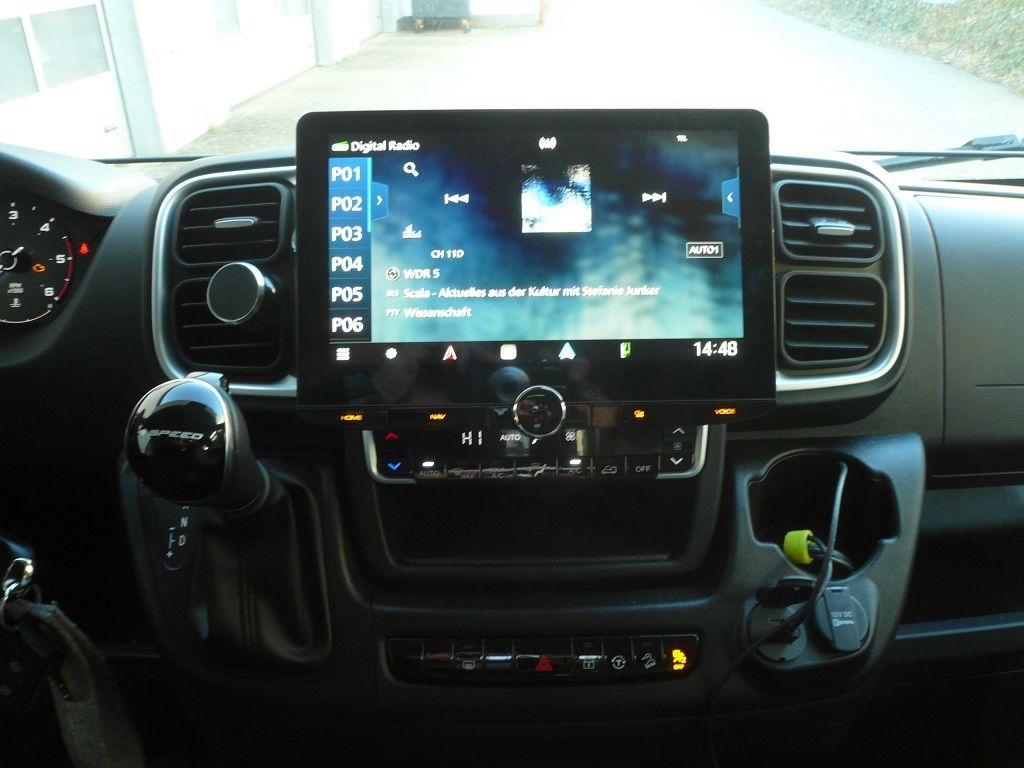 Kenwood DNR992RVS Navitainer mit Garmin Kartendaten für Wohnmobil, PKW und LKW, mit 10,1 Zoll HD-Display, Digitalradio DAB+, Apple CarPlay und AndroidAuto im Fiat Ducato 8 von 2023 nachgerüstet. Die werkseitige Dometic Doppel-Rückfahrkamera auf das Kenwood Gerät adaptiert.