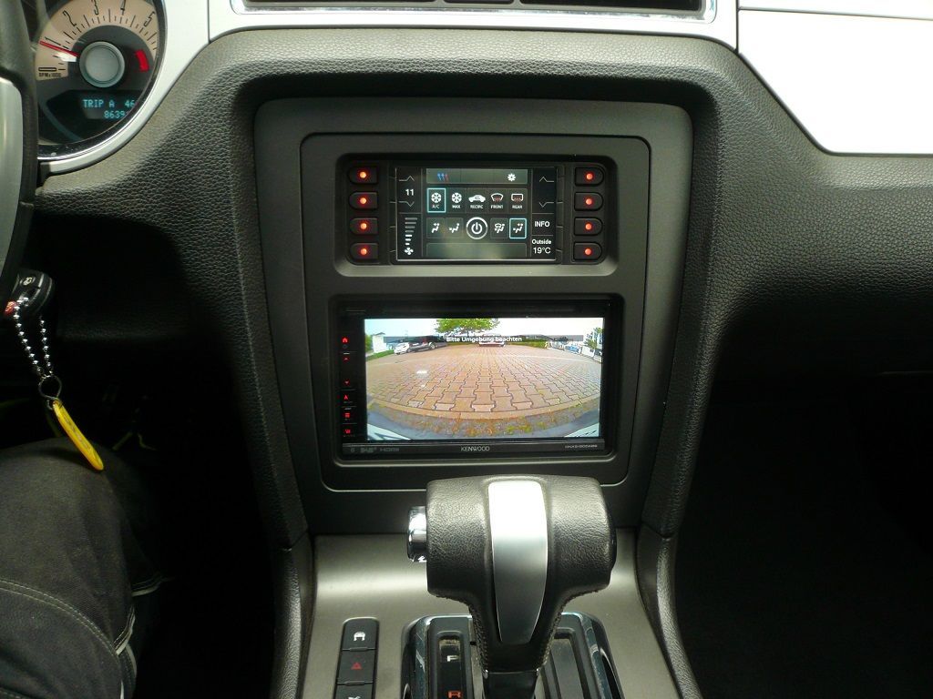 Mustang Cabrio auf Doppel-DIN umgebaut. Kenwood DNX5190DABS Navigation mit Rückfahrkamera nachgerüstet.