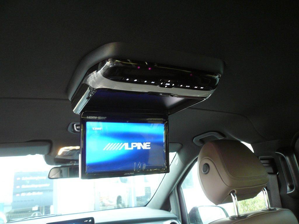 Alpine PKG-RSE3HDMI26 cm (10,1-Zoll) Decken-Monitor mit DVD-Player und HDMI-Eingang in einer Mercedes V-Klasse 2022 nachgerüstet.