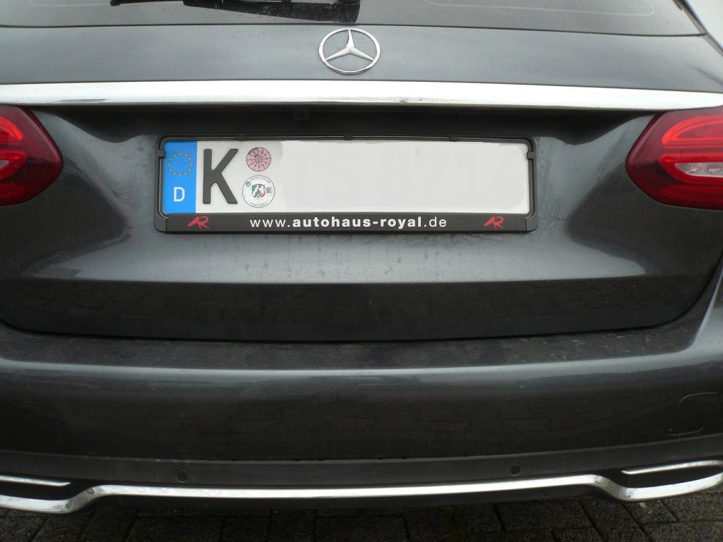 Griffleisten Rückfahrkamera an das OEM Commad NTG 4.5 Online angebunden und montiert.