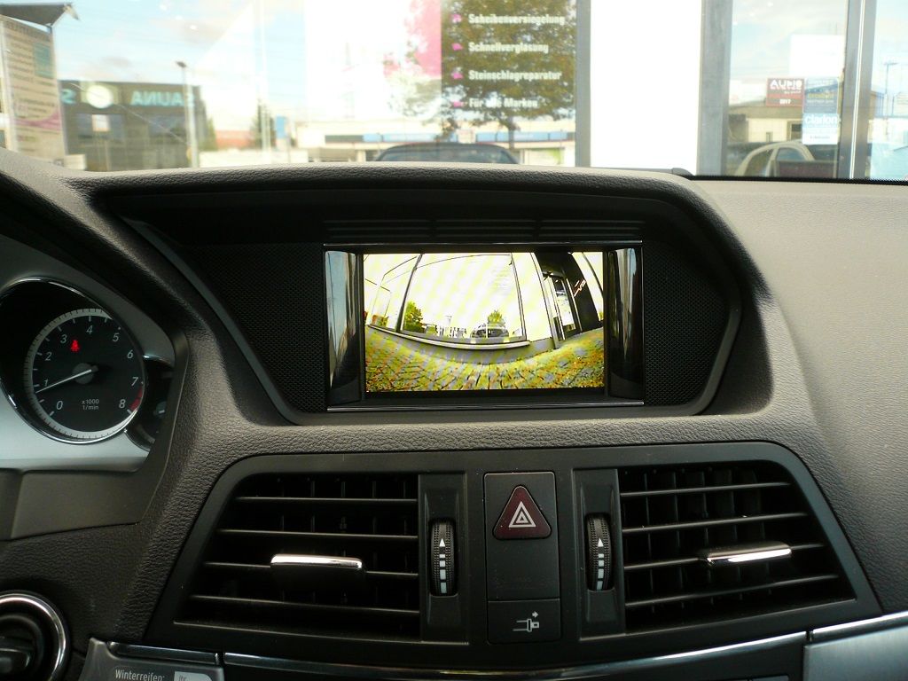 Alpine Multiview Front- und Rückfahrkamera nachgerüstet und auf das Original Mercedes Command adaptiert .