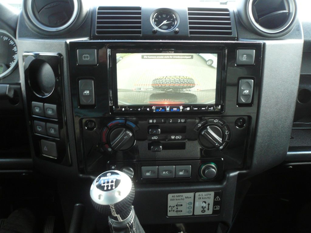 Landrover Defender von 1-DIN auf Doppel-DIN umgebaut. Alpine iLX-705D und Rückfahrkamera von Alpine nachgerüstet.