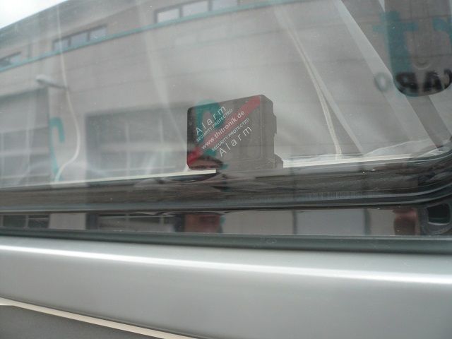 Alle Fenster und Luken mit Thitronik Funk-Magnetkontakten abgesichert.