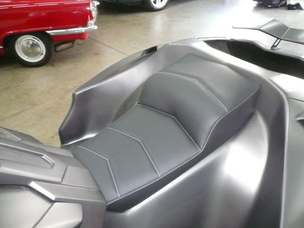 Boss Hoss Aventador Trike. Polsterung für Sitzbank angefertigt und angepasst. Sitzbezug aus Leder neu angefertigt und montiert. Laderaum in schwarzem Teppich bezogen.