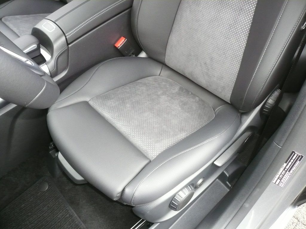 Mercedes B-Klasse 2019er, Sitzinnenteile in Alcantara Starline neu bezogen.