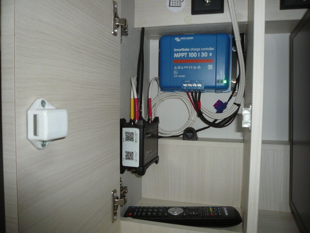 Caratec CET302R Caravaning-Routerset mit flacher Dachantenne in einem Ford Transit Wohnmobil nachgerüstet.