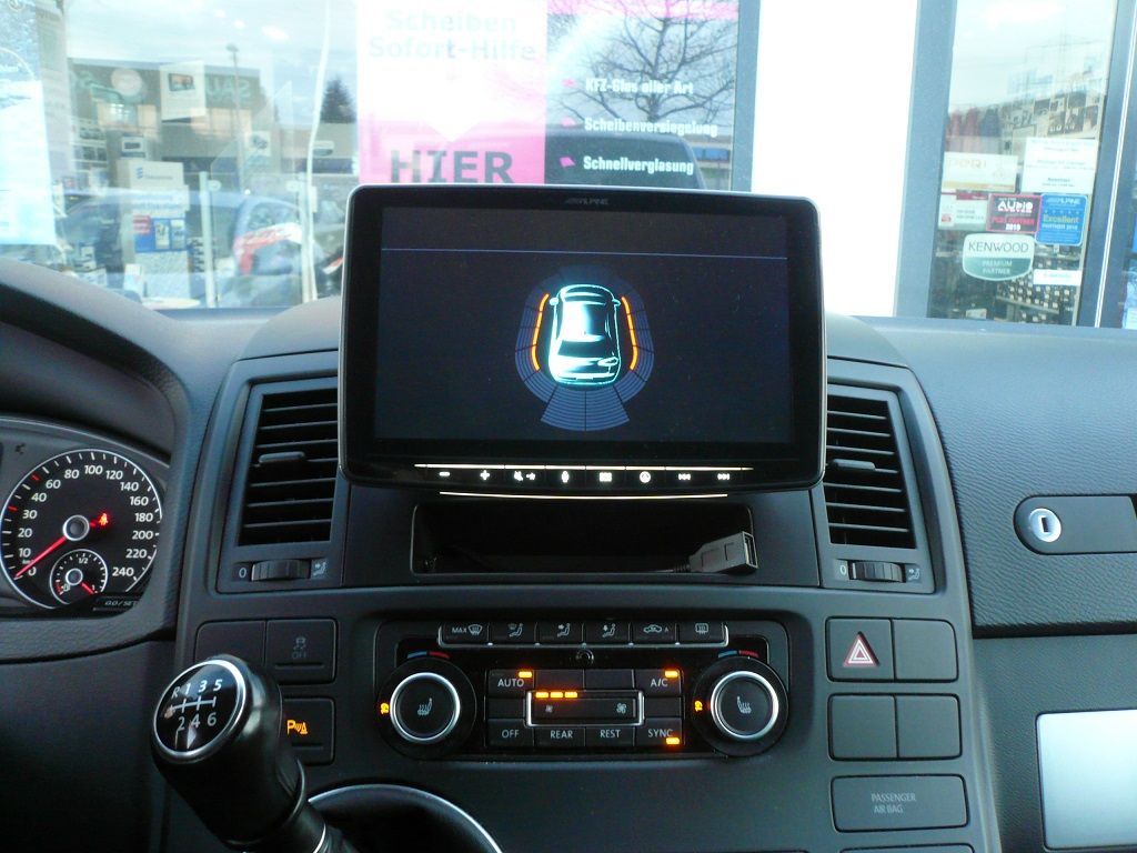 Alpine INE-F904D 9zoll Navigationsgerät im VW T5 Bus nachgerüstet. Mit optischer Darstellung der werksseitigen PDC.