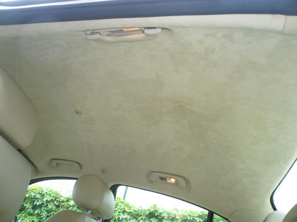 Jaguar S-Type Himmel ausgebaut, Himmel gereinigt und mit Alcantara neu bezogen.