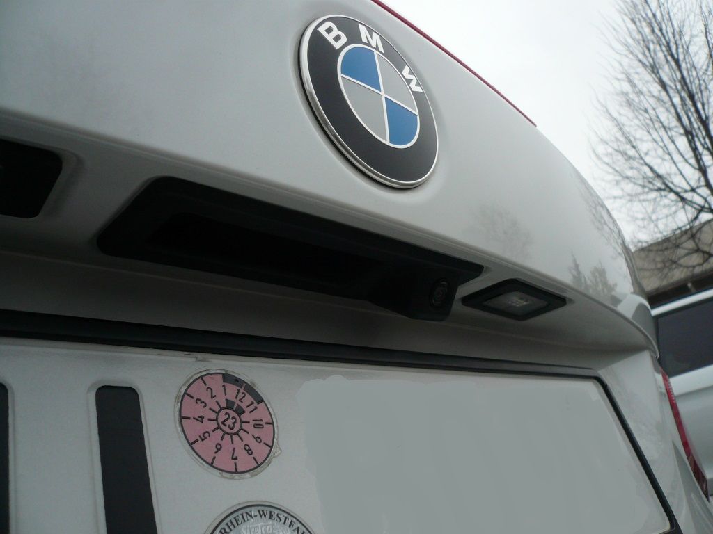 BMW 2er Cabrio, Griffleisten Rückfahrkamera an das Originale BMW NBT System angebunden.