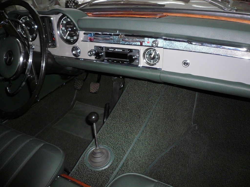 Pagode komplette Innenausstattung und Teppich neu angefertigt und montiert. Musikanlage mit Subwoofer und Navigation nachgerüstet.