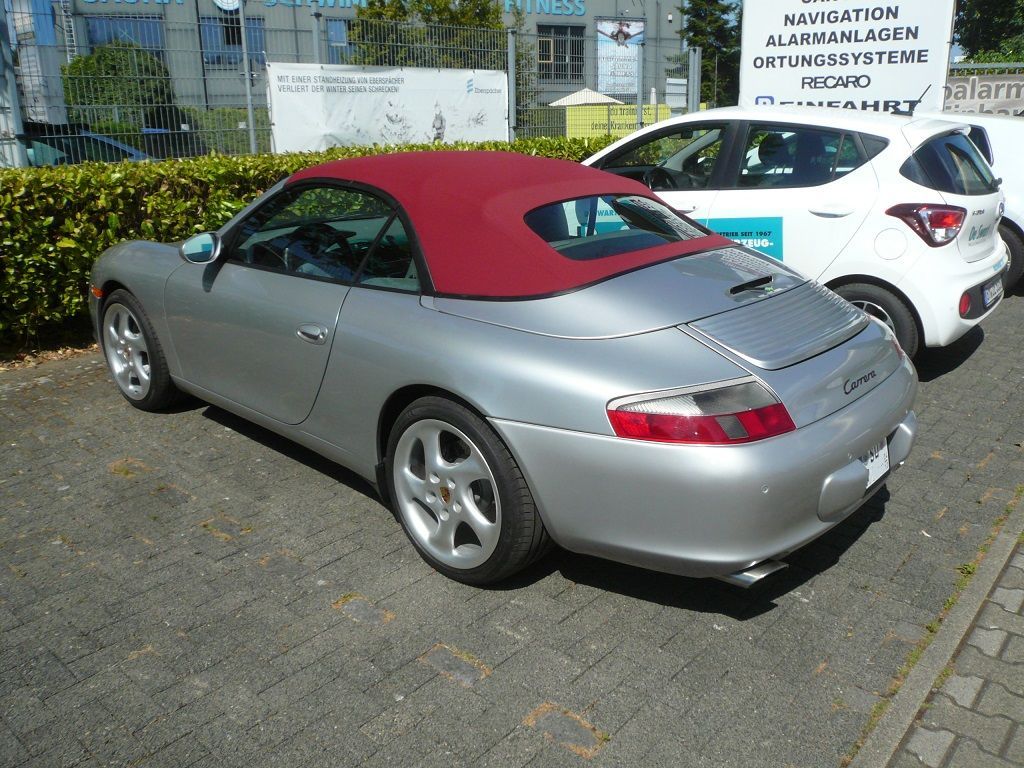 Porsche 911 Typ 996 Cabrio Bj. 02-06, Verdeckbezug in Sonnenland Stoff rot geliefert und montiert.