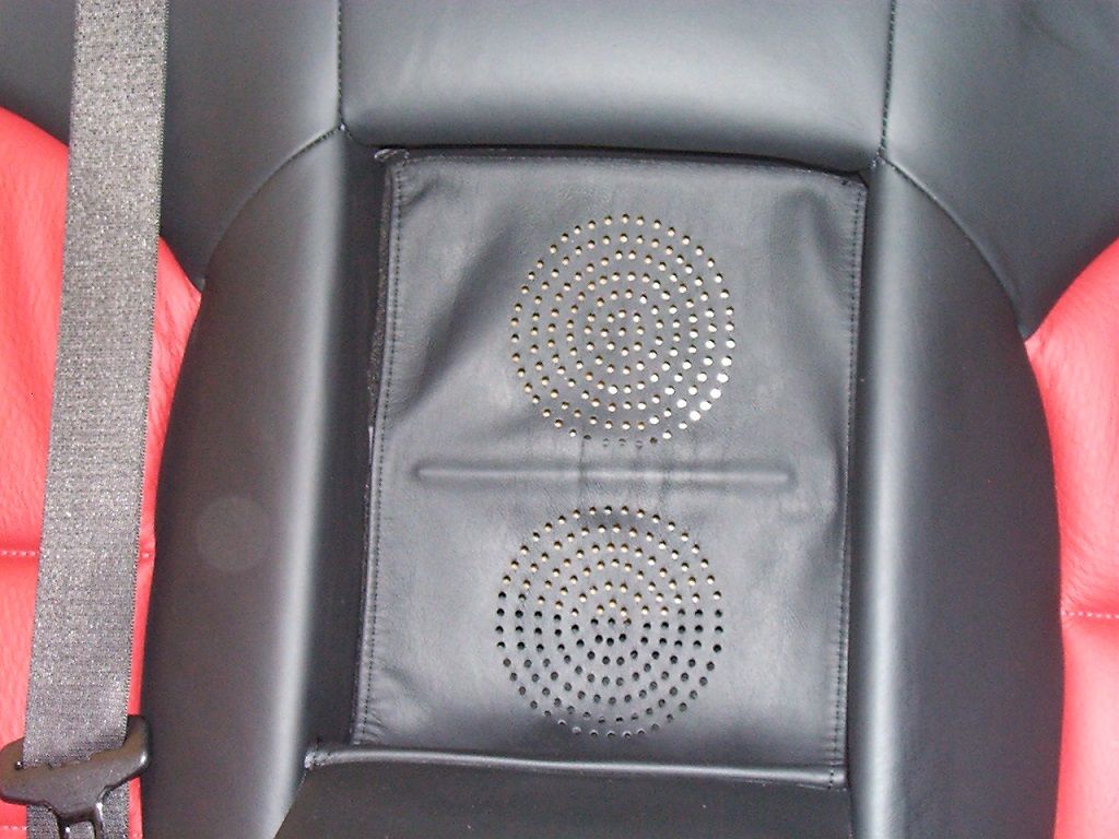 Musik- und Multimedia Anlage im 5er BMW E39 montiert. Aliante Subwoofer vor den Skysack montiert.