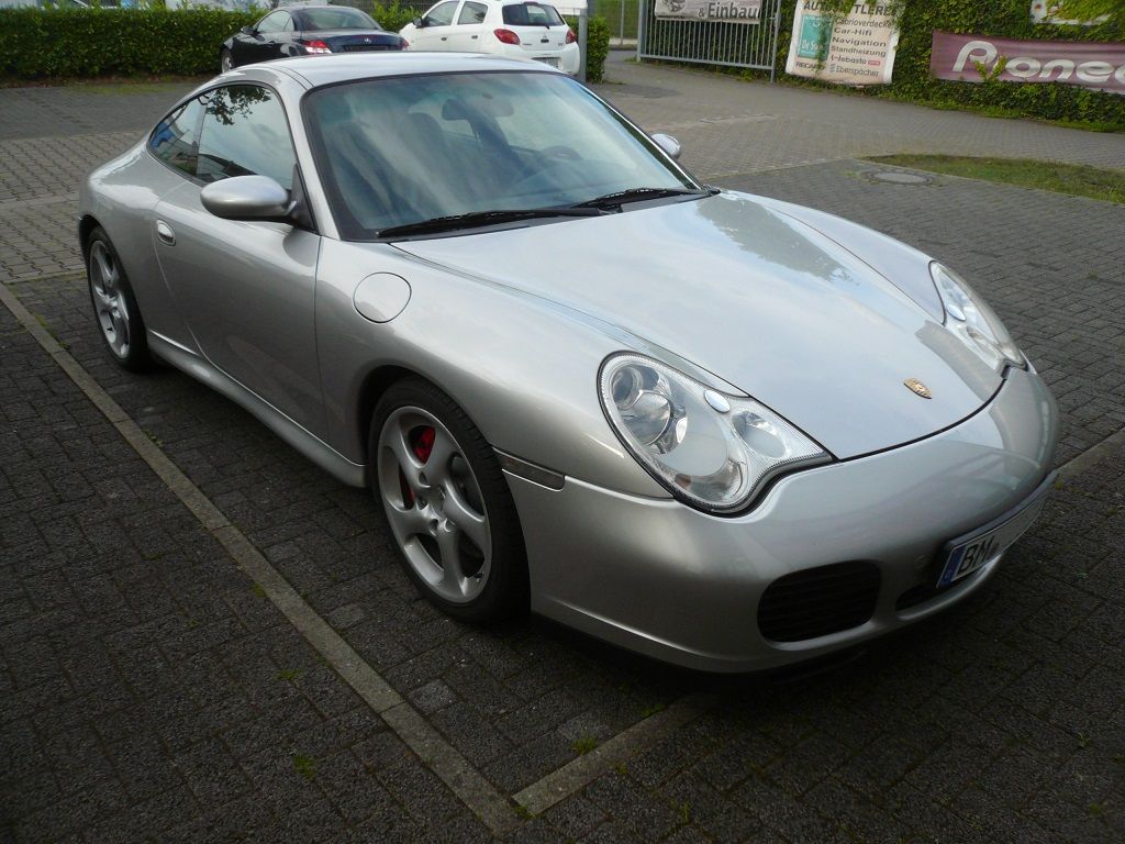 Kenwood DMX8020DABS 2-DIN Mediareceiver mit Apple CarPlay im Porsche 911 nachgerüstet.