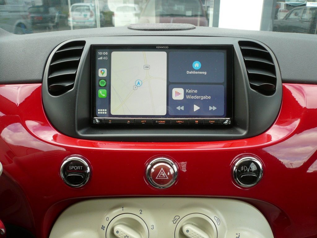 Fiat 500 Auf Doppel-DIN umgebaut. Kenwood DMX8019DABS Mediacenter mit Apple CarPlay WiFi und Rückfahrkamera montiert.
