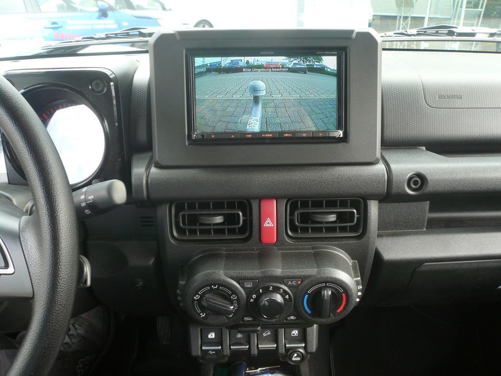 Kenwood DNX-7190DABS inkl. CMOS 230 Rückfahrkamera im aktuellen 2019er Suzuki Jimny nachgerüstet.