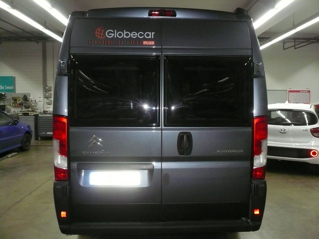 Alpine X903D-DU2 9-Zoll-Navigationssystem mit schwenkbaren Bildschirm für Fiat Ducato III, Citroën Jumper II und Peugeot Boxer II mit TomTom Karten und Apple CarPlay / Android und Rückfahrkamera nachgerüstet.